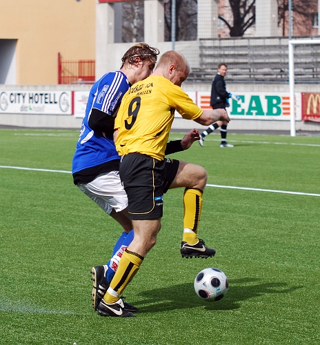 2009_0413_21.JPG - Kristofer Storm var hårt uppvaktad hela matchen