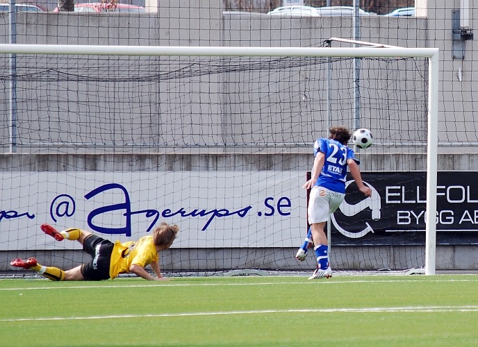 2009_0413_22.JPG - Här är det ytterst nära att Eskilstuna gör mål men bollen går strax utanför