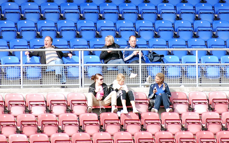 2009_0413_24.JPG - Tillresta Södrasupportrar fanns på läktarna