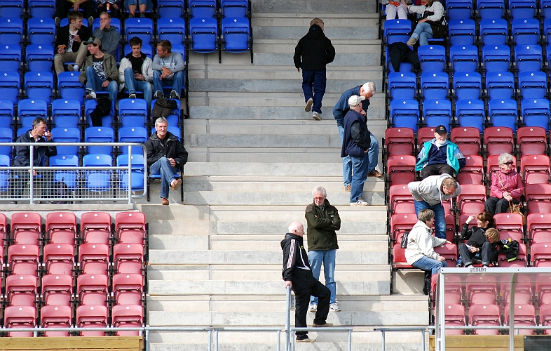 2009_0413_25.JPG - Tillresta Södrasupportrar fanns på läktarna