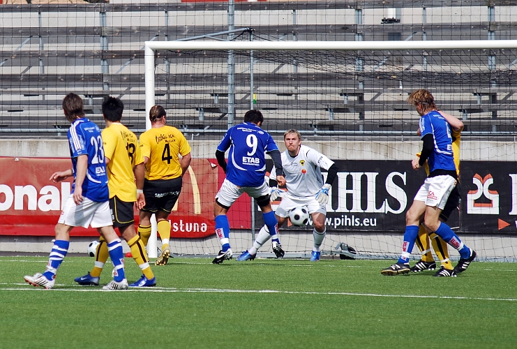 2009_0413_27.JPG - Här är det nära ett reduceringsmål för Eskilstuna . . . . .