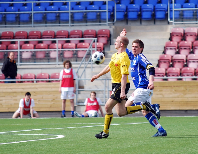 2009_0413_29.JPG - Kristofer Storm får en kalaspassning från Mikael Wiker . . . . .