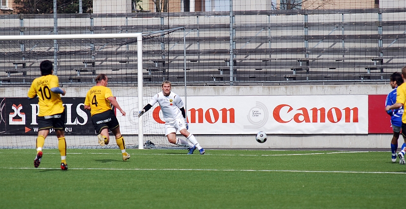 2009_0413_31.JPG - Det här inspelet från kanten letar sig på ett konstigt sätt in i mål och Eskilstuna har reducerat till 1-2
