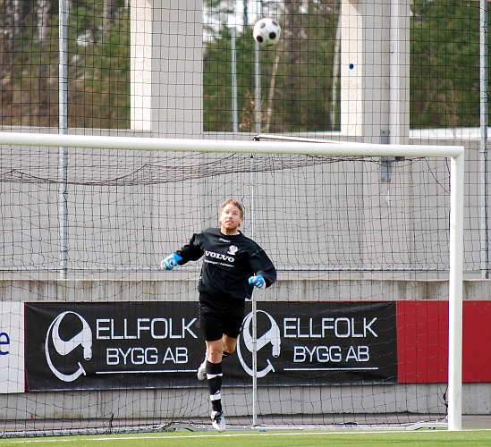 2009_0413_32.JPG - Eskilstuna's målvakt fick ett hemåtpass och tvingades att nicka undan bollen