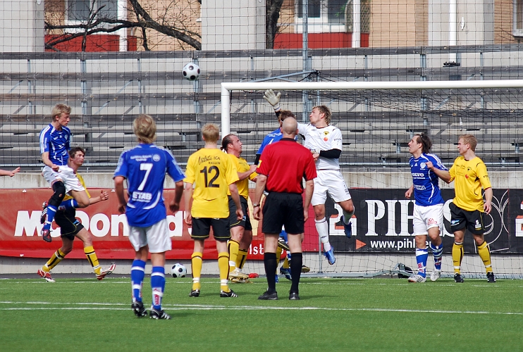 2009_0413_34.JPG - Eskilstuna hade många farliga hörnor i 2:a halvlek