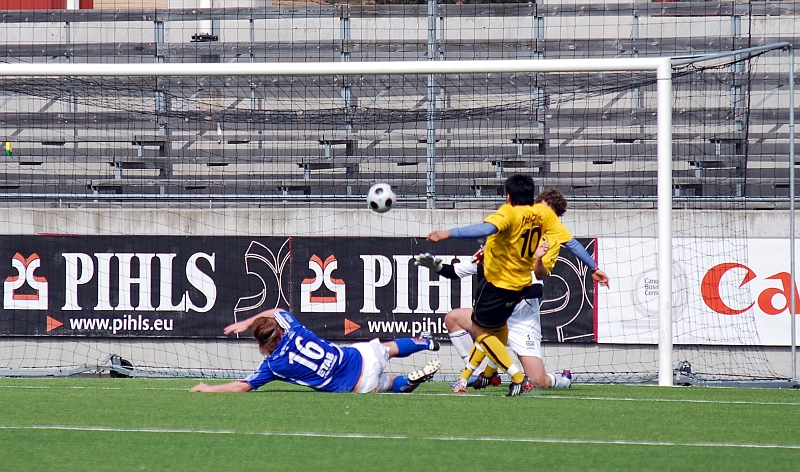 2009_0413_36.JPG - Ytterst nära ett Eskilstuna mål, men försvaret får undan bollen i sista stund