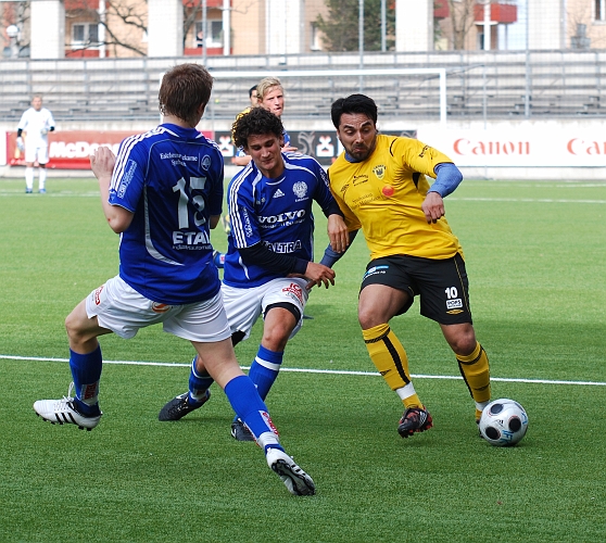 2009_0413_38.JPG - Victor Huerta i närkamp med två Eskilstuna spelare