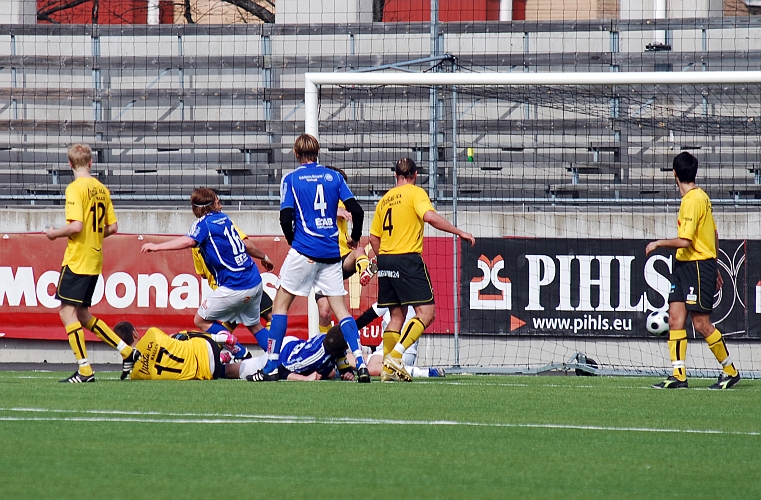 2009_0413_39.JPG - Här tar Eskilstuna ledningen med 3-2 efter en hörna