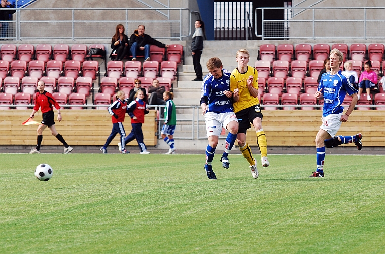 2009_0413_40.JPG - Filip Stjernfeldt får en tryckare i närkampen