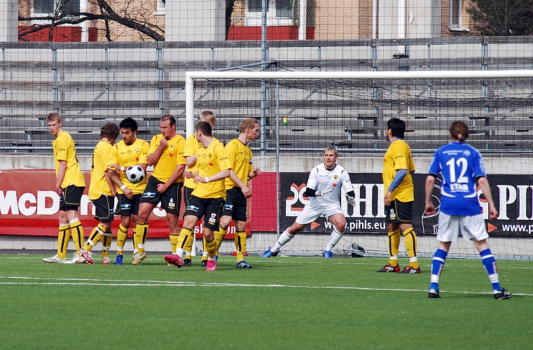 2009_0413_42.JPG - Farligt frisparksläge men muren håller tätt och Södraspelarna kan slå undan bollen