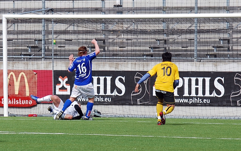 2009_0413_43.JPG - Med matchens sista spark fastställer Eskilstuna slutresultatet till 4-2