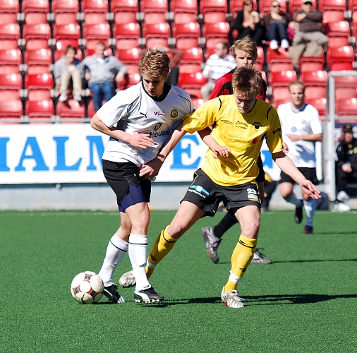 2009_0418_29.JPG - Samuel Hultqvist i närkamp om bollen på mittplan