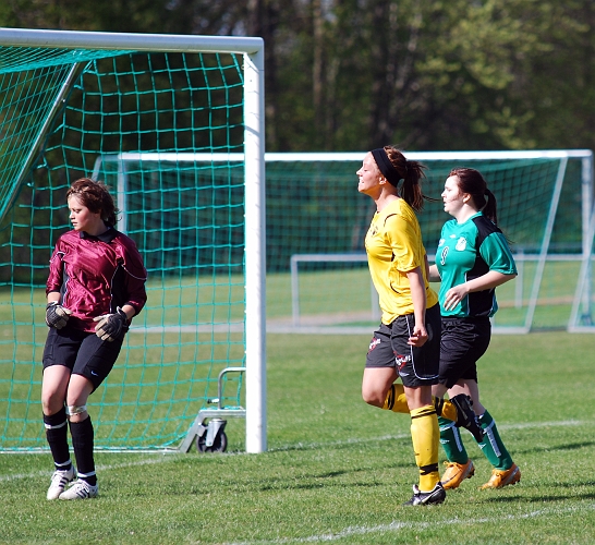 2009_0502_03.JPG - En frustrerad Amanda Segerstedt, som precis har nickat bollen över målet från ett bra läge
