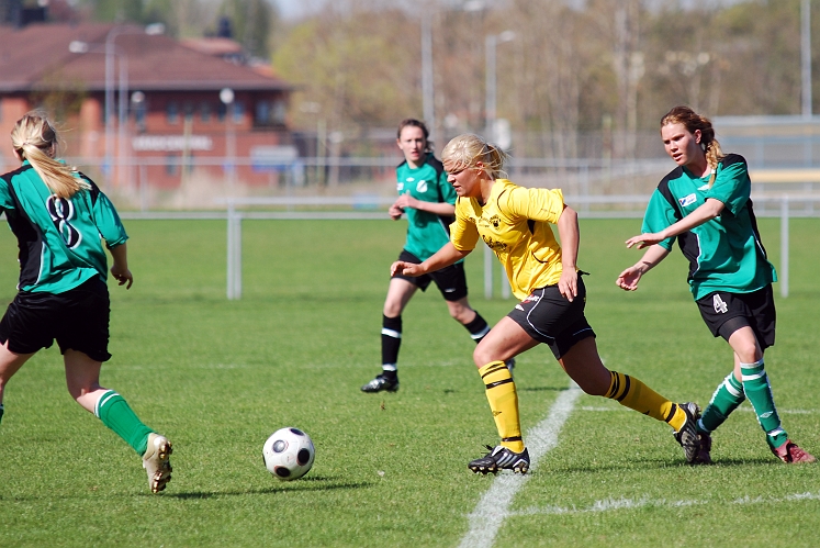 2009_0502_05.JPG - Ida Sörén bryter fram i full fart