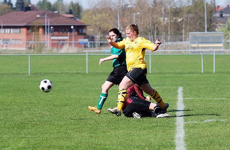 2009_0502_07.JPG - Kajsa Rudengård är nästan förbi målvakten när hon faller, domaren lämnar situationen utan åtgärd