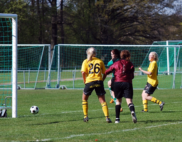 2009_0502_08.JPG - Nära att Södra tar ledningen men boller rullar precis utanför stolpen