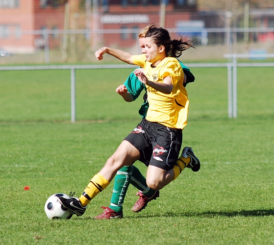 2009_0502_10.JPG - Jenny Ammesmäki i en hård närkamp med en Irsta spelare