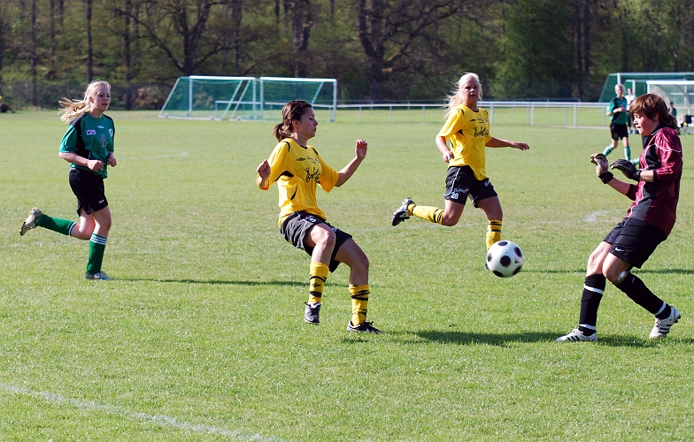 2009_0502_11.JPG - Betty Blixt och Irsta's målvakt i kamp om bollen