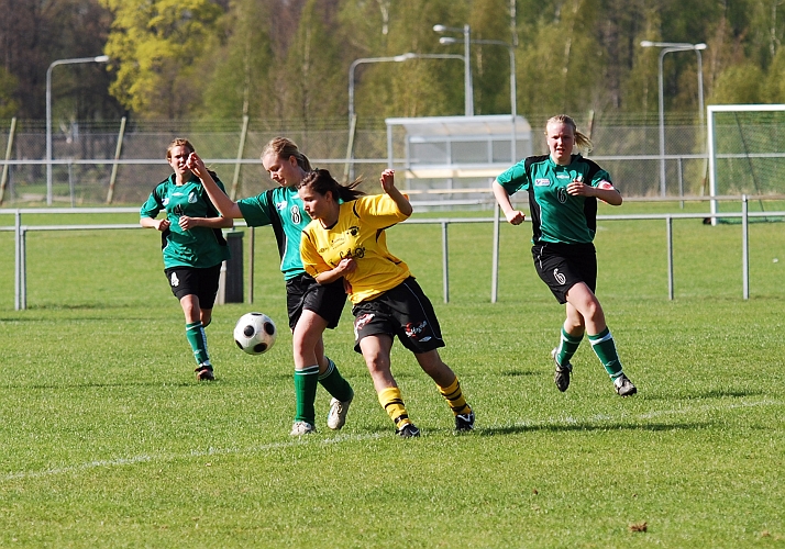 2009_0502_12.JPG - Betty Blixt pressar och stressar Irsta's försvarsspelare hårt