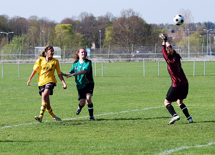 2009_0502_16.JPG - Sofia Larsson får ett ypperligt läge att ge Södra ledningen i matchen . . . . .