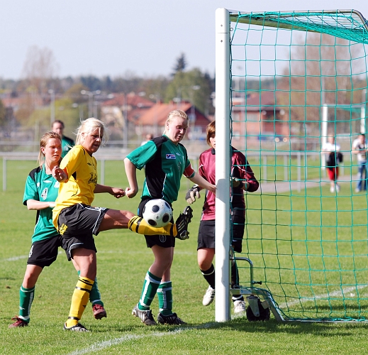 2009_0502_20.JPG - Ida Sörén är framme och försöker styra in en hörna som blev lite kort och låg