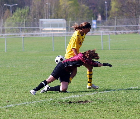 2009_0502_24.JPG - Nära att Sofia Larsson kom förbi målvakten, men chansen blir inget mål
