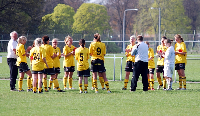 2009_0502_29.JPG - Södraspelarna samlades efter matchen