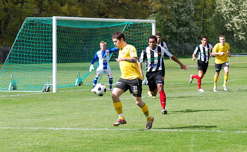 2009_0509_01.JPG - Thomas Giourgas var tillbaka efter skada och spelade från start