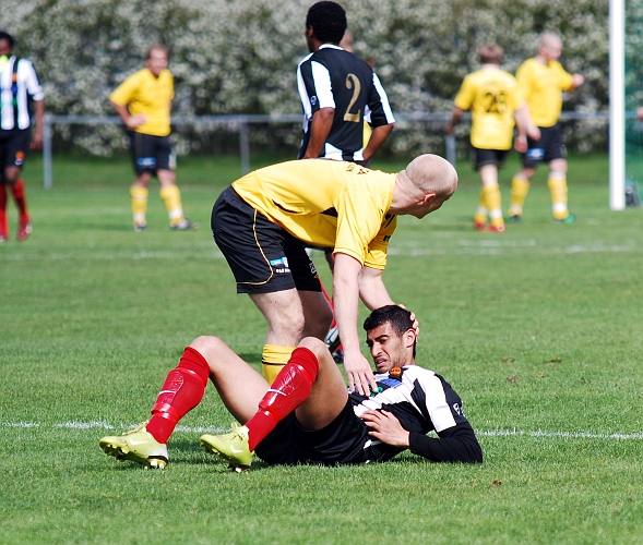 2009_0509_02.JPG - Kristofer Storm kollar om den Syrianska spelaren behöver någon hjälp