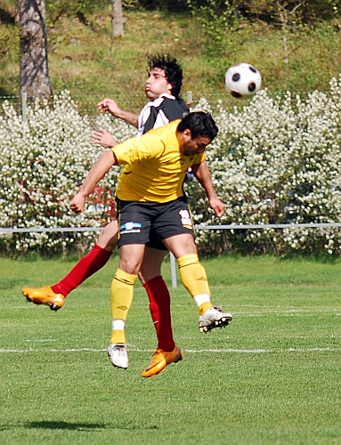 2009_0509_06.JPG - Victor Huerta blir hårt attackerad i ryggen men kan ändå nicka undan bollen
