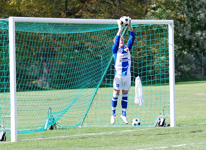 2009_0509_11.JPG - En enkel boll för målvakten att fånga in