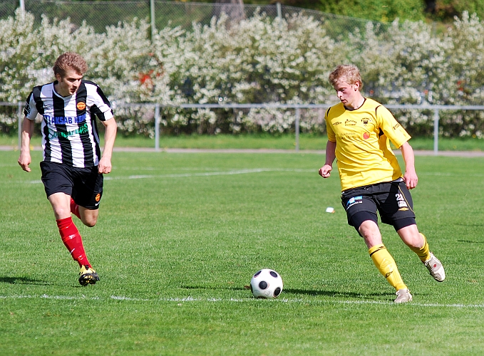 2009_0509_12.JPG - Filip Stjernfeldt driver upp bollen på mittplan