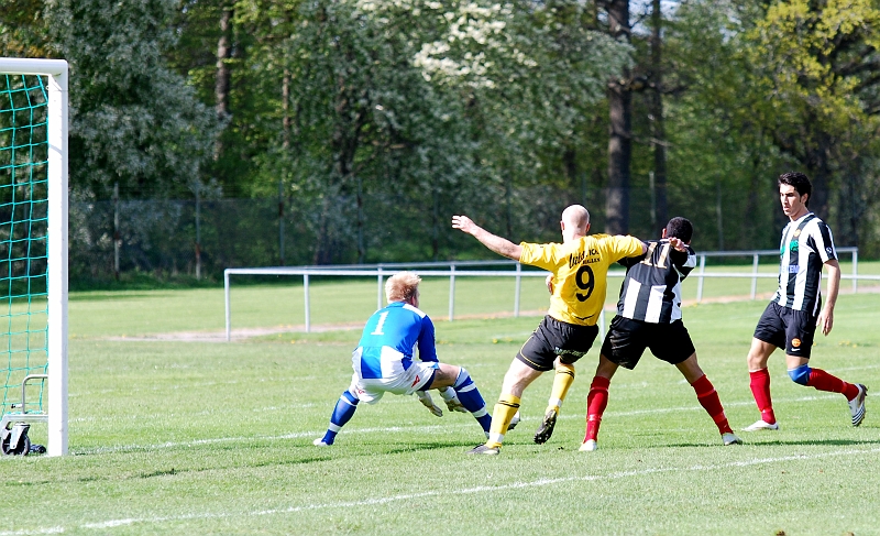 2009_0509_14.JPG - Målvakten hinner ta bollen precis före Kristofer Storm