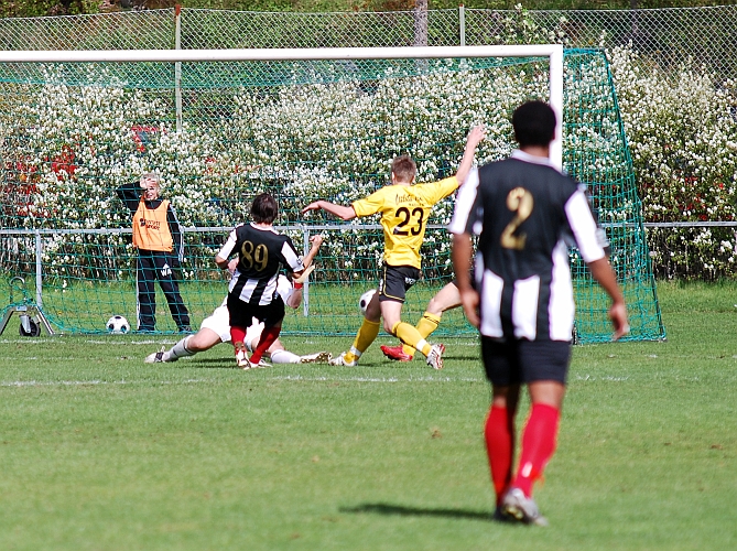 2009_0509_16.JPG - Fredrik Hagström gör en bra räddning