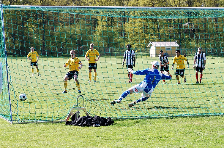 2009_0509_18.JPG - Mikael Wiker lägger straffen och bollen går stolpe ut