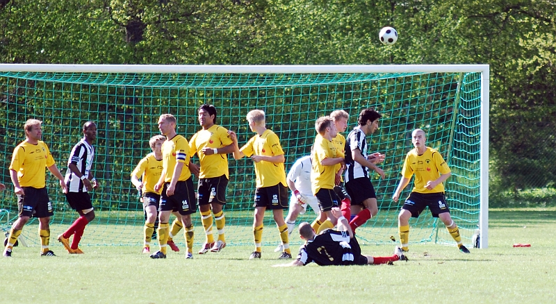 2009_0509_22.JPG - En Syriansk frispark där skytten halkar men det blir farligt och Fredrik Hagström får tippa bollen till hörna