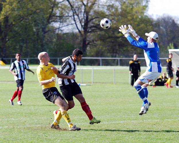2009_0509_23.JPG - Målvakten greppar tag om bollen