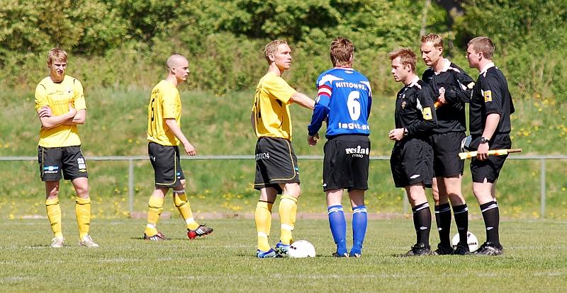 2009_0516_01.JPG - Lagkaptenerna hälsar på varandra och på domarna