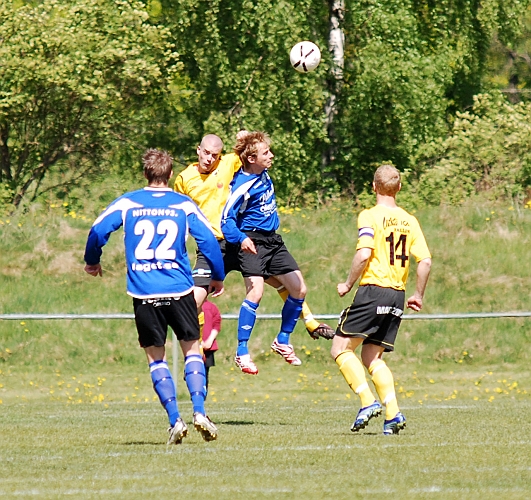 2009_0516_02.JPG - Sköllersta öppnade matchen friskt och Gustav Gustavsson fick nicka undan en del höjdbollar