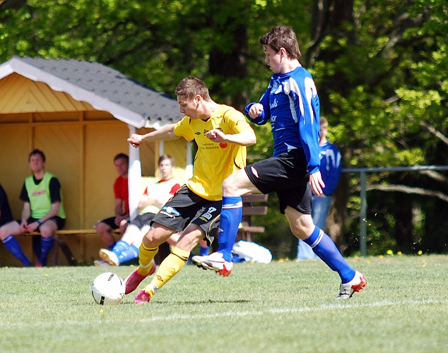 2009_0516_03.JPG - Södra spelade med 2 forwards idag, så Miralem Malic fick spela från start