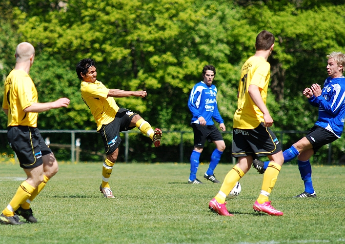 2009_0516_04.JPG - Jonas Hammarlund är tillbaka efter en skada och spelade vänster yttermittfält från start