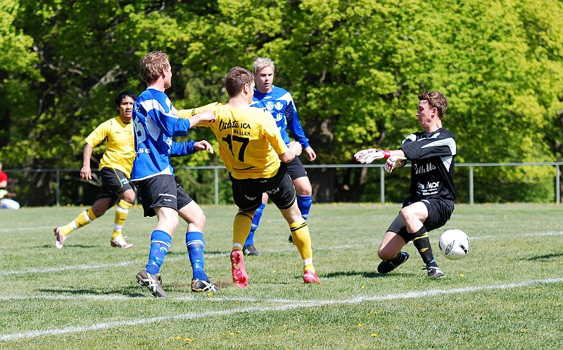 2009_0516_07.JPG - Här blir det 1-0 till Södra genom Miralem Malic