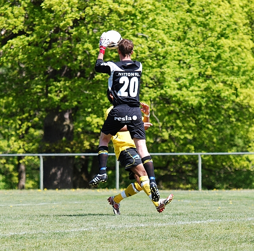 2009_0516_09.JPG - Sköllersta's målvakt plockar ner höjdbollen innan Södraspelaren hinner fram