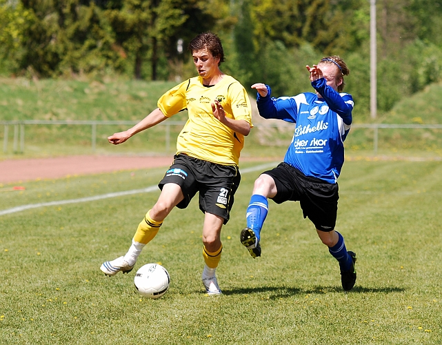 2009_0516_10.JPG - Rio utmanar sin försvarare och försöker komma förbi på utsidan