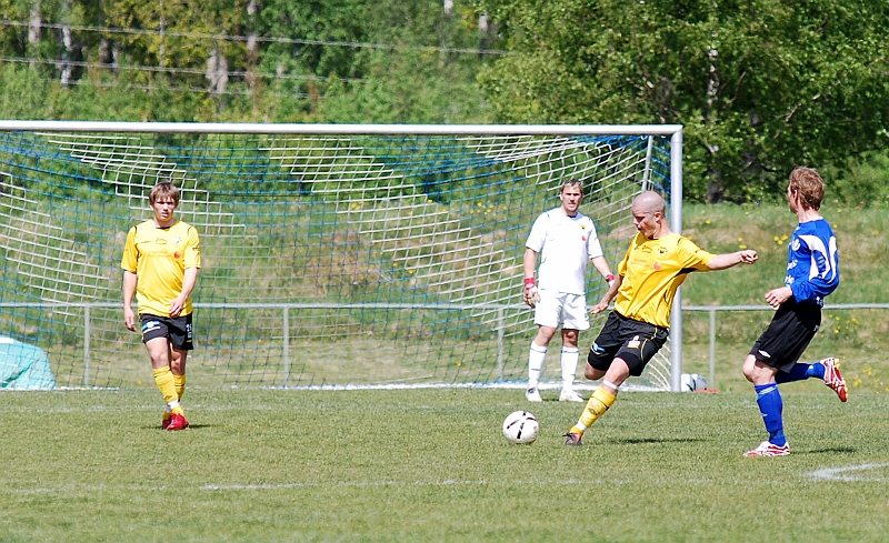 2009_0516_11.JPG - Gustav Gustavsson söker ett långt uppspel