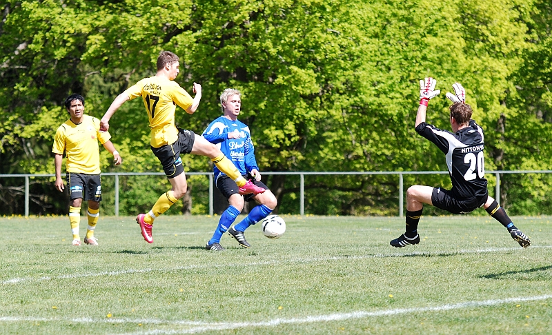 2009_0516_12.JPG - Ännu en målchans för Södra men Miralem får inte riktig träff på bollen