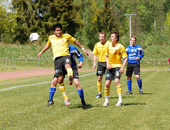 2009_0516_13.JPG - Jonas Hammarlund blir hårt tagen i ryggen när han försöker få kontroll på bollen