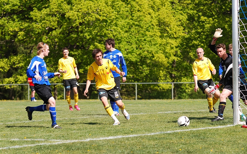 2009_0516_15.JPG - Rio får ett bra läge men bollen går strax utanför målet