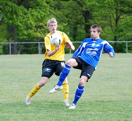 2009_0516_16.JPG - Filip Stjernfeldt jobbade hårt som vanligt på mittfältet