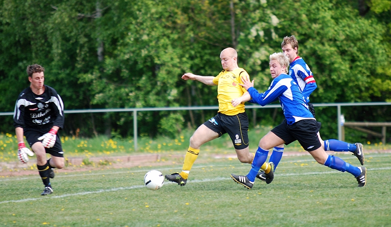 2009_0516_18.JPG - Kristofer Storm jobbar fram en chans som det blir målvaktsretur på och . . . . . .